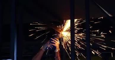 4K电焊切割发光重工电焊火光飞溅视频的预览图
